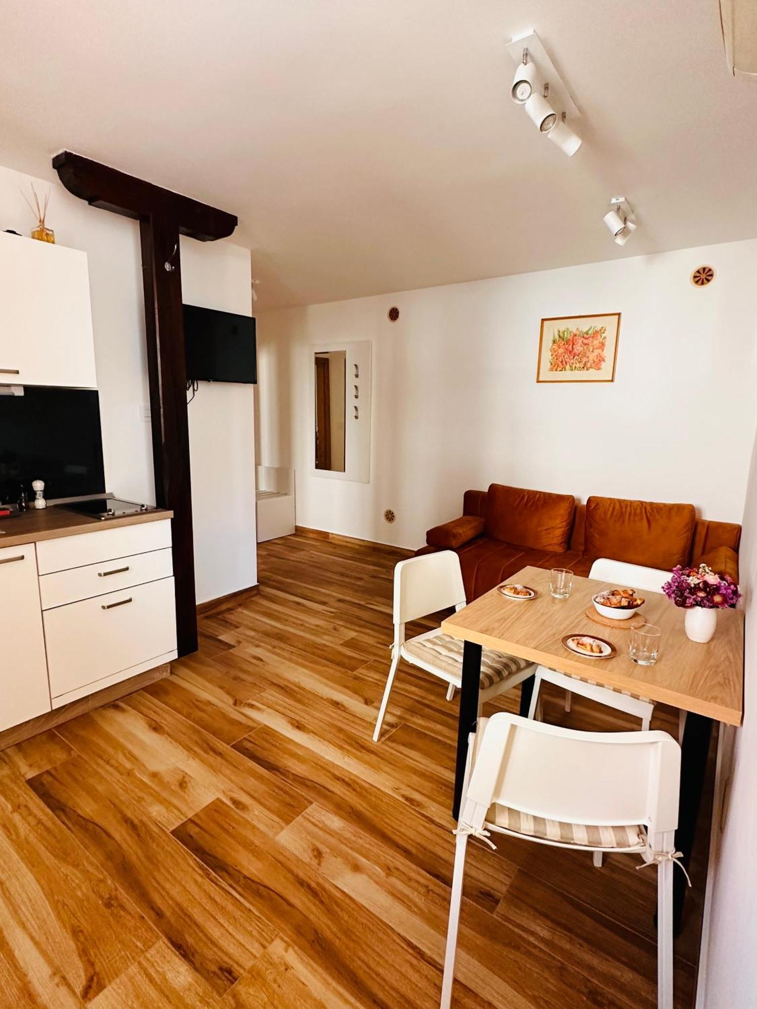 Lux Apartments In Downtown Пула Экстерьер фото