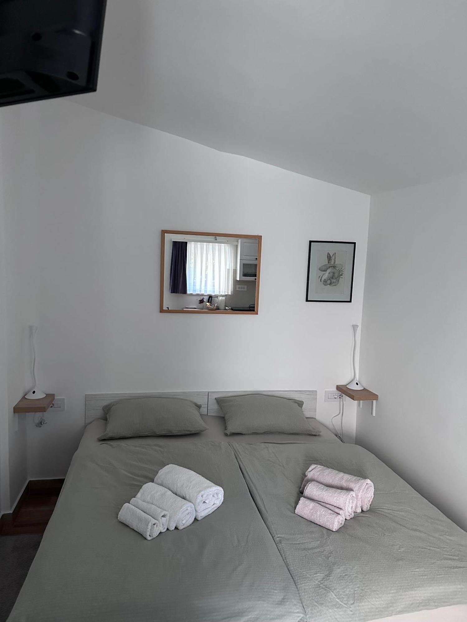 Lux Apartments In Downtown Пула Экстерьер фото